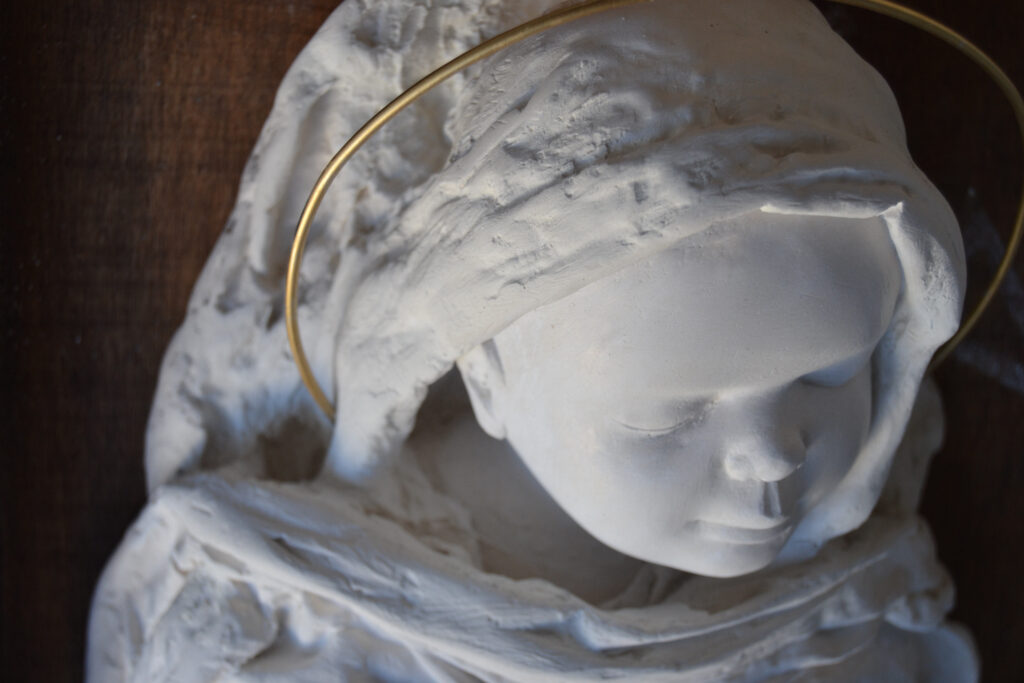 Niño Jesús, escultura religiosa en escayola patinada con aureola de metal de Elena Egea Aguado