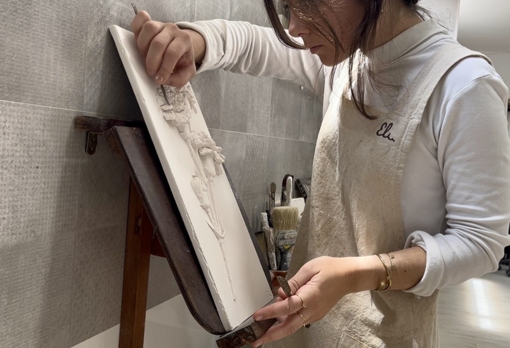 Elena Egea Aguado modelando una escultura personalizada en su taller de Madrid